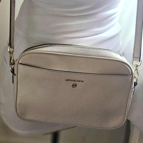 Michael Kors Jet Set Signature Leather Clutch Crossbody Bag EUC Bag Charm - Picture 2 of 12